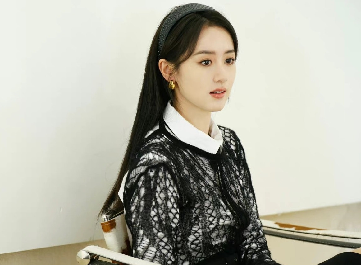 Từ khóa "Công ty Viên Băng Nghiên trốn thuế", "Viên Băng Nghiên ôm tiền công ty, không nộp một xu tiền thuế" trở thành chủ đề bàn luận nóng nhất trên mạng xã hội Trung Quốc. Cô bị truyền thông nước này lên án về đạo đức khi có hành vi trốn tránh trách nhiệm.