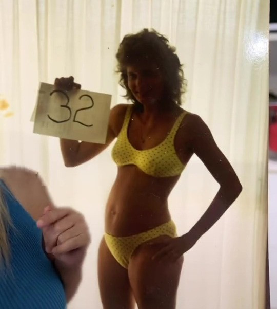 Ba me mac bikini khoe bung phang khi mang bau gay ngo ngang-Hinh-4