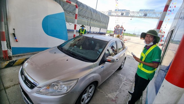 Sau 5 ngay thuc hien thu phi khong dung: Tai xe buc xuc vi quy dinh nop tien