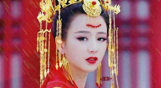  Kể cả những người leo được tới vị trí mẫu nghi thiên hạ cũng vậy. Có người may mắn được trở thành Hoàng thái hậu, có người buộc phải đi tu. Số khác kém may mắn thì phải yên giấc ngàn thu hoặc bị ép trở thành nữ nhân của tân thiên tử.