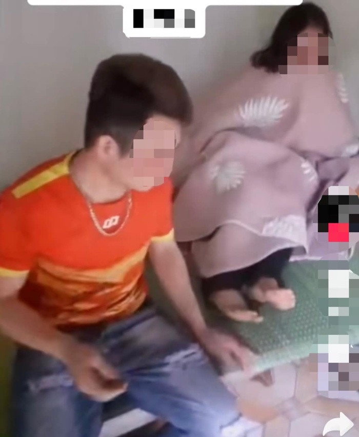 Vợ vừa trùm chăn vừa kéo quần khi bị chồng bắt quả tang ngủ cùng giường với nhân tình - Hình 2 Vo vua trum chan vua keo quan khi bi chong bat qua tang ngu cung giuong voi nhan tinh-Hinh-2