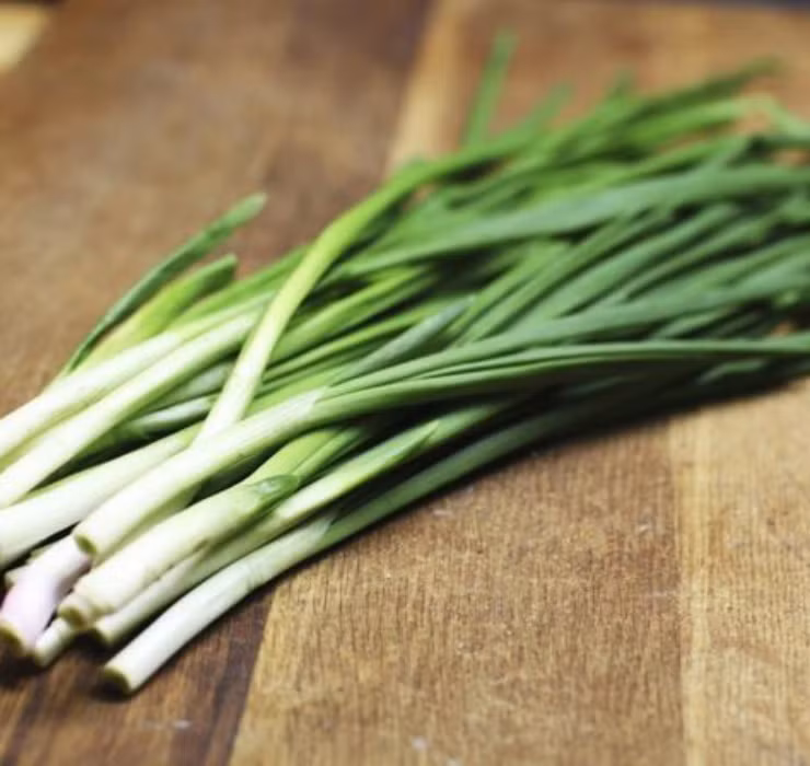 Tại nước ngoài, hành lá - loại rau gia vị rẻ tiền ở Việt Nam cũng gây sốc khi được độn giá cao ngất ngưởng.