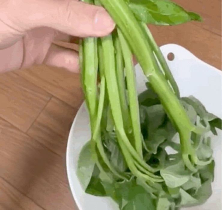 Chính vì vậy, không ít người đã “giật mình” khi thấy loại rau giá rẻ này được bày bán trong siêu thị ở Nhật Bản với mức giá lên tới hơn 300 yên (khoảng 60.000 đồng) cho 1 hộp chỉ gồm... 6 cọng rau.