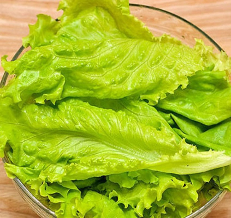 Ngoài các loại rau kể trên thì rau xà lách vốn chỉ có giá khoảng 15.000 đồng/bó tại Việt Nam, cũng trở thành mặt hàng "xa xỉ" tại đất nước Mặt trời mọc.