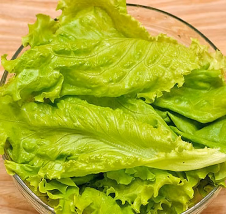 Ngoài các loại rau kể trên thì rau xà lách vốn chỉ có giá khoảng 15.000 đồng/bó tại Việt Nam, cũng trở thành mặt hàng "xa xỉ" tại đất nước Mặt trời mọc.