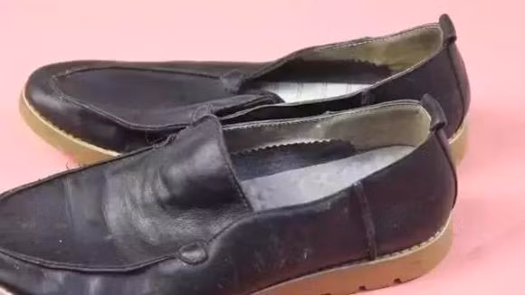 Du gia dinh ngheo den dau, ban cung nen vut bo nhung doi giay cu