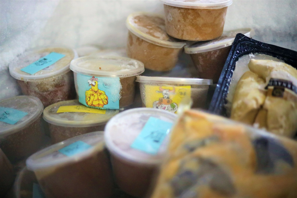 Theo anh Trung, dòng Bull Pháp ăn rất khỏe. Tuy nhiên để đảm bảo sức khỏe cho từng chú chó, anh đã xây dựng khẩu phần ăn hợp lý dựa theo từng tính cách và cân nặng. Cơ bản mỗi ngày đều cho ăn 2 lần, thức ăn chủ yếu là thịt bò, thịt gà xay nhuyễn trộn với hạt và cơm. Trung bình một tháng anh tốn khoảng 8-10 triệu đồng tiền thức ăn cho đàn chó.