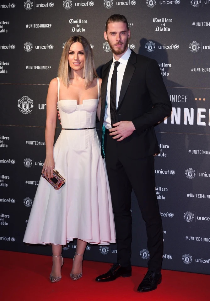 Thủ môn David de Gea có mối tình bền chặt đã kéo dài 12 năm với bạn gái ca sĩ Edurne Garcia. Edurne Garcia hơn chồng 5 tuổi. Cả hai từng có thời gian dài yêu xa khi De Gea chuyển đến Anh thi đấu cho MU còn Garcia ở lại Tây Ban Nha tập trung sự nghiệp ca hát.