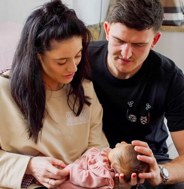 Fern Hawkins cũng là cổ động viên số một của chồng. Cô gần như chưa bao giờ bỏ lỡ trận đấu nào của Maguire. Trái ngọt cho mối tình dài hơn một thập kỷ này là hai con gái Lillie Saint Maguire và Piper Rose.