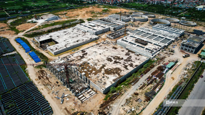 Được UBND TP. Hà Nội chấp thuận chủ trương đầu tư vào năm 2015, dự án Nhà máy nước mặt sông Hồng (xã Liên Hồng, huyện Đan Phượng) là một trong các nhà máy nằm trong điều chỉnh Quy hoạch cấp nước thủ đô đến năm 2030, tầm nhìn 2050, bên cạnh Nhà máy nước mặt sông Đuống và các nhà máy nước Thăng Long, Cáo Đỉnh, Yên Phụ, Lương Yên, Nam Dư, Gia Lâm, Tiến Thịnh.