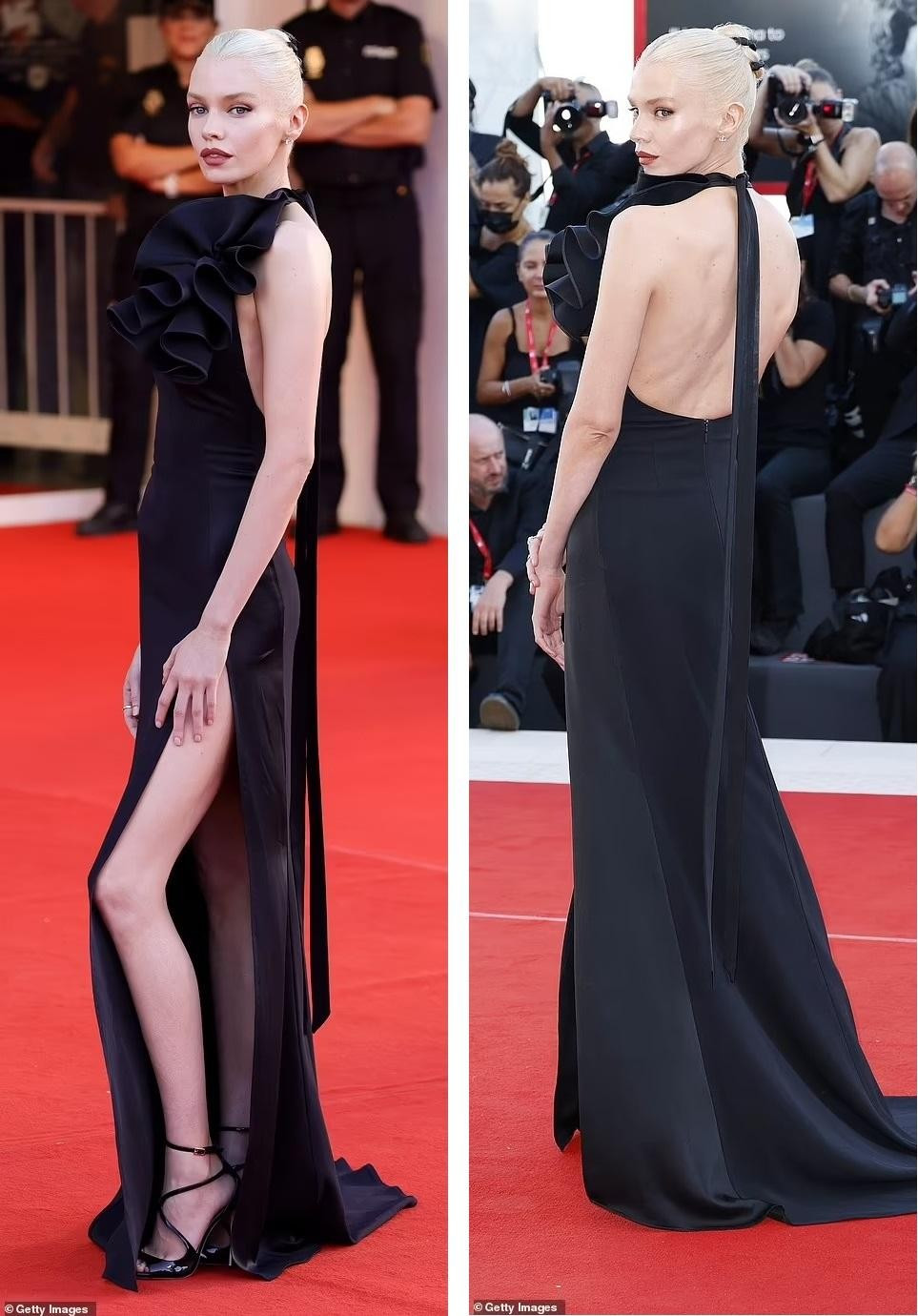 Thiên thần nội y Stella Maxwell cũng chọn cho mình đầm đen khoét lưng nhưng điệu đà hơn bạn thân với chi tiết bèo nhún trước ngực.