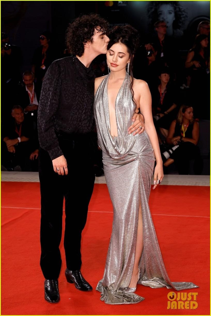 Nam diễn viên 19 tuổi Jack Dylan Grazer hôn bạn gái, hot TikToker Morgan Cohen, đầy tình cảm trên thảm đỏ.