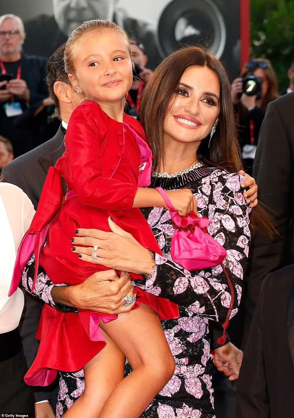 Minh tinh Tây Ban Nha bế sao nhí Maria Chiara Goretti, người đóng cùng cô trong "L'immensità".