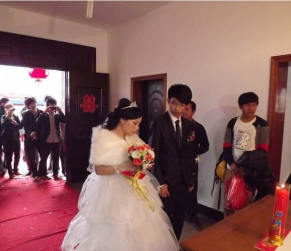 Vua xem xong nhung tam anh cuoi, chong noi gian loi dinh mang di dot sach