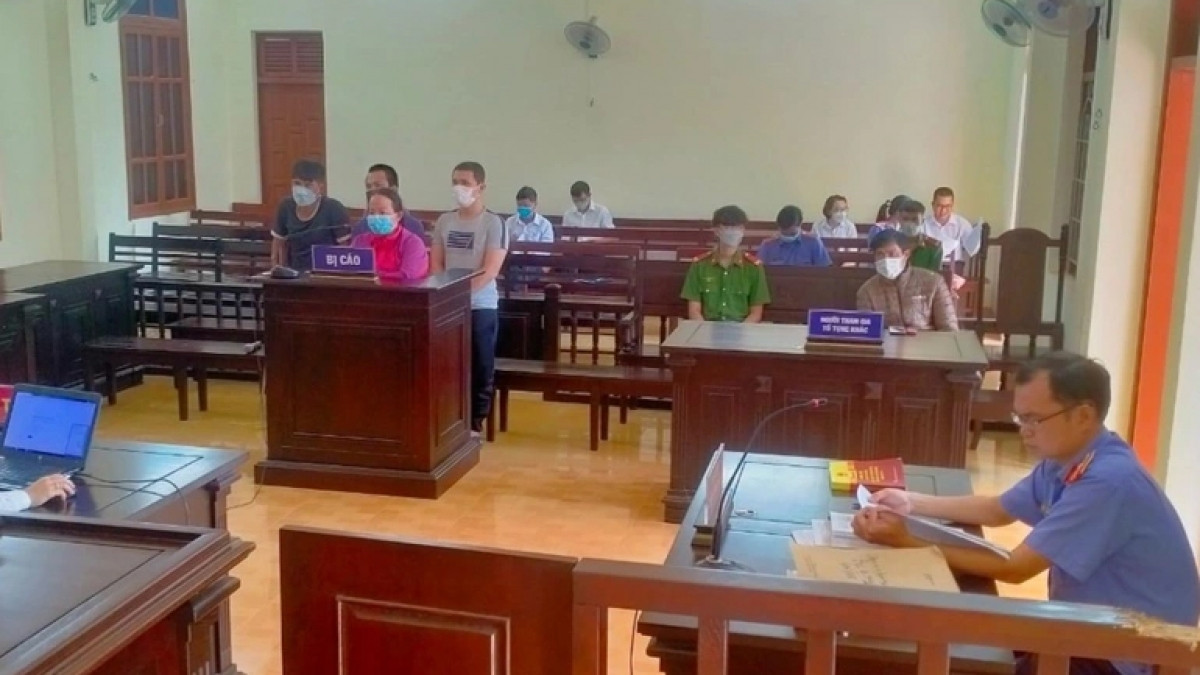 Bo ma tuy vao xe may chong cu roi bao cong an