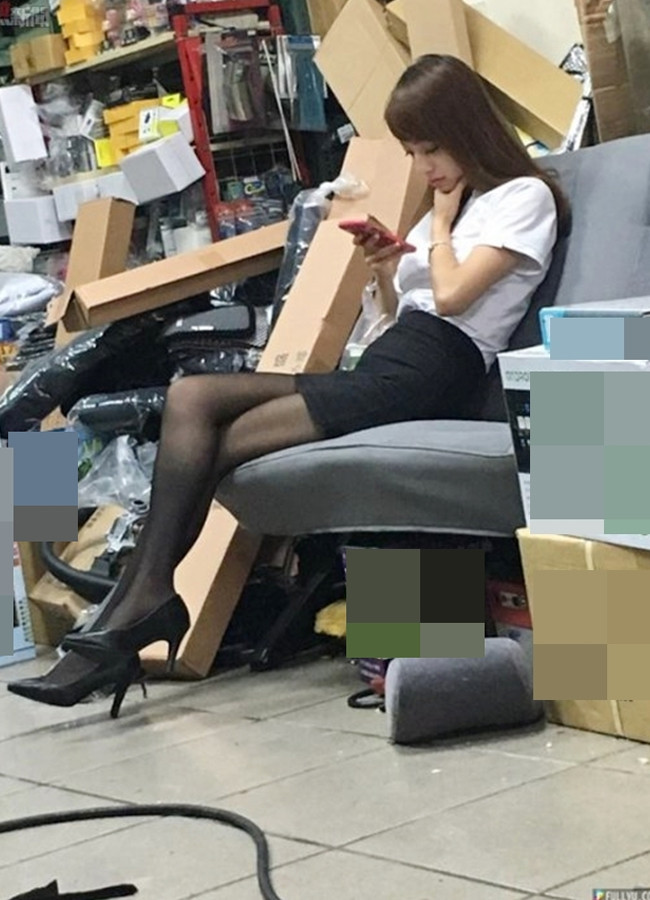 Không ít cô nàng "rước họa vào thân" vì váy áo, điển hình như trường hợp của chị D.H từng tâm sự: "Tôi bị đuổi việc vì tội mặc hở. Các chị em gièm pha tôi, nói rằng váy ngắn quá, áo hở quá, và gọi tôi là "Cô nàng trong suốt". Nhưng cá nhân tôi thấy, phụ nữ thích thời trang là chuyện hết sức bình thường".