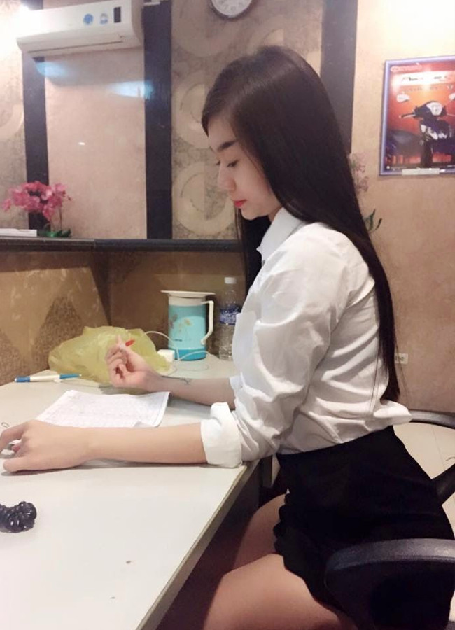 Váy ngắn được coi là "thủ phạm" gây mất tập trung nơi làm việc.