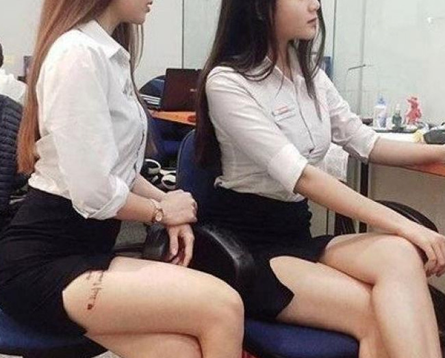 Trong đó, váy mini juyp kết hợp áo sơ mi được tận dụng triệt để.