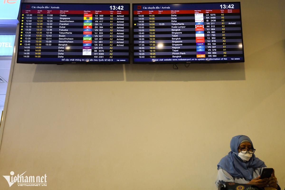 Những ngày này bảng điện tử cho thấy dày đặc các chuyến bay đi và đến từ nhiều quốc gia. Theo thông tin từ Cảng hàng không quốc tế Nội Bài, sản lượng vận chuyển hàng không quốc tế tại Hà Nội mặc dù đang còn thấp, chỉ đạt khoảng 50% so với thời kỳ hoàng kim trước dịch Covid-19, song sự tăng trưởng liên tục qua các tháng gần đây đã cho thấy xu hướng phục hồi trong thời gian không xa.