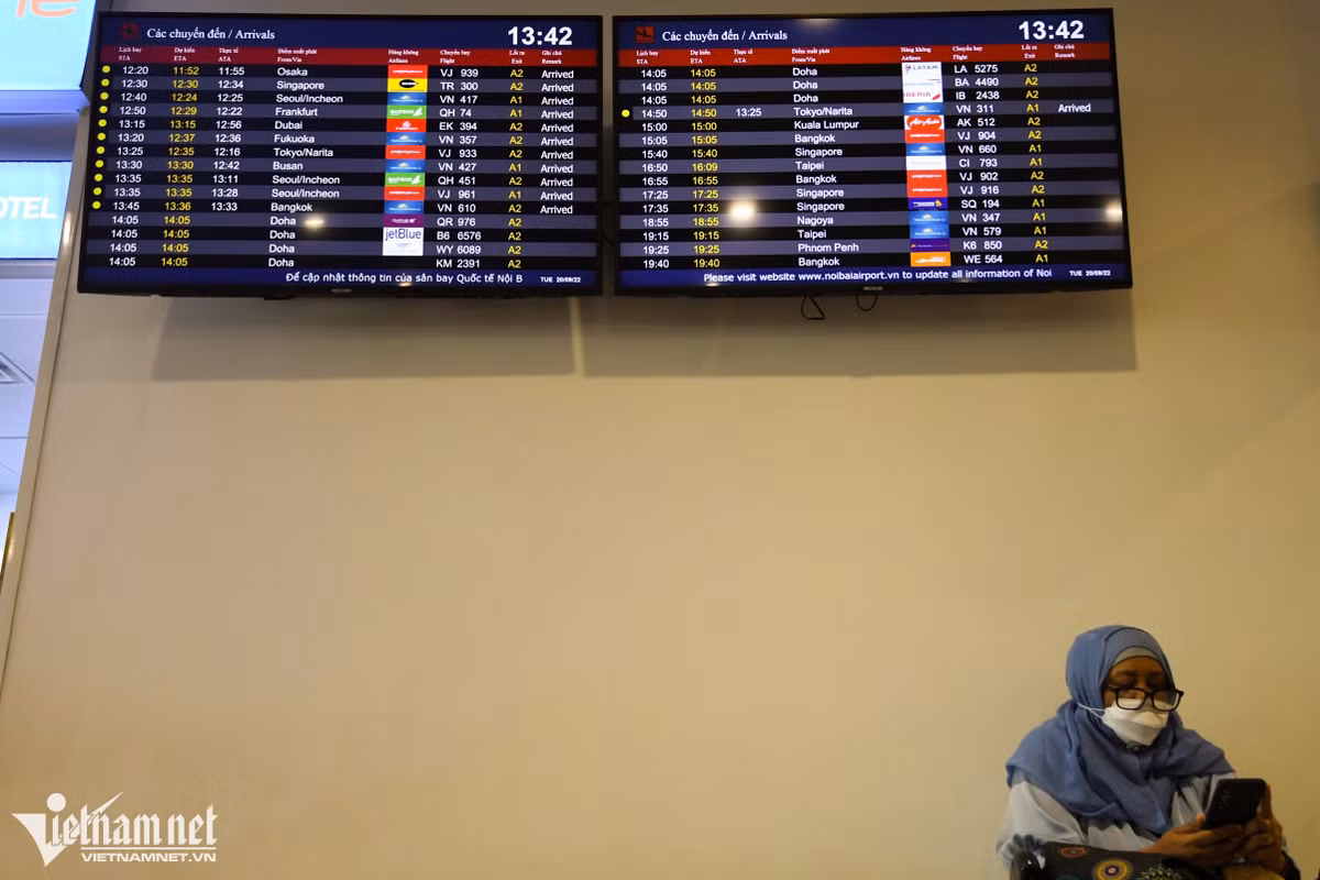 Những ngày này bảng điện tử cho thấy dày đặc các chuyến bay đi và đến từ nhiều quốc gia. Theo thông tin từ Cảng hàng không quốc tế Nội Bài, sản lượng vận chuyển hàng không quốc tế tại Hà Nội mặc dù đang còn thấp, chỉ đạt khoảng 50% so với thời kỳ hoàng kim trước dịch Covid-19, song sự tăng trưởng liên tục qua các tháng gần đây đã cho thấy xu hướng phục hồi trong thời gian không xa.