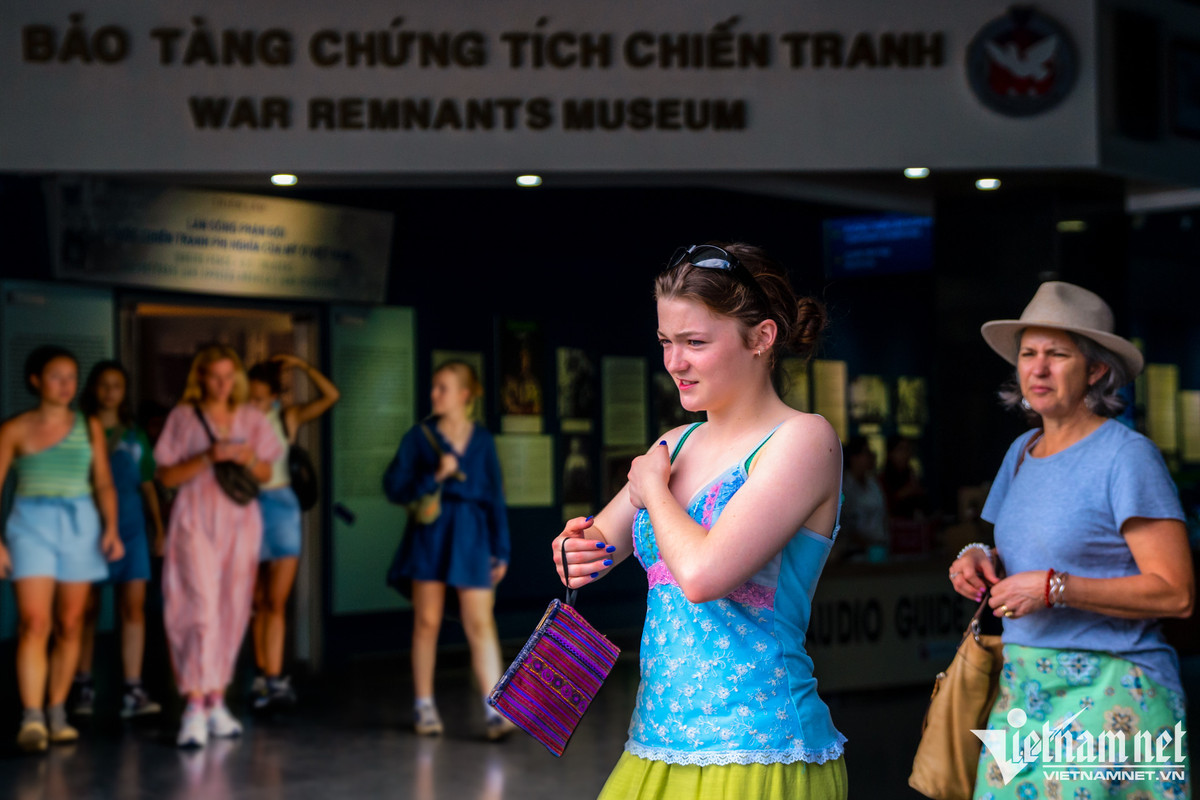 Bảo tàng Chứng tích Chiến tranh (quận 3, TP.HCM) cũng ghi nhận lượng khách Tây đông đúc sau thời gian dài ảm đạm vì dịch Covid-19. "Khách nước ngoài đến tham quan đã đông hơn nhưng so với thời điểm chưa xuất hiện đại dịch Covid-19 thì vẫn chưa nhiều bằng", một HDV chuyên dẫn khách đến bảo tàng nói.