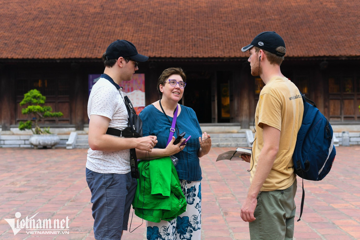 Các điểm tham quan trong nội đô cũng thường xuyên có sự góp mặt của các nhóm khách Tây. Anh Laurens (đến từ Bỉ) đi cùng mẹ và anh trai, lần đầu tới Việt Nam. Trong 7 tiếng đi bộ, họ đã tham quan một số địa điểm như nhà tù Hỏa Lò, Bảo tàng Phụ nữ và Nhà hát Múa rối rồi kết thúc tại di tích Văn Miếu - Quốc Tử Giám.