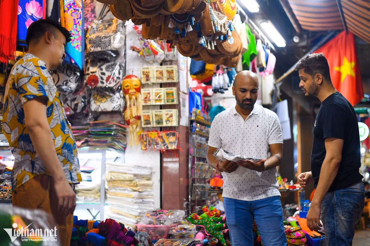 Những khu chợ và quầy hàng lưu niệm tại chợ đêm ở phố Hàng Đào (quận Hoàn Kiếm) thu hút nhiều khách du lịch tìm mua đồ lưu niệm.