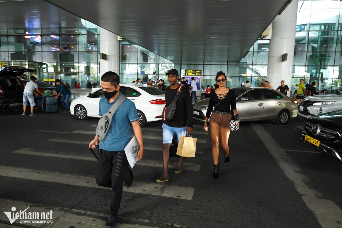 Tại sân bay Nội Bài hiện có tổng số 57 hãng hàng không quốc tế và nội địa (bao gồm cả các hãng chở khách và chở hàng) được Cục Hàng không Việt Nam cấp phép hoạt động, kết nối thủ đô với 60 điểm đến quốc tế (45 điểm đến hành khách và 15 điểm đến hàng hóa) và 17 điểm đến nội địa.