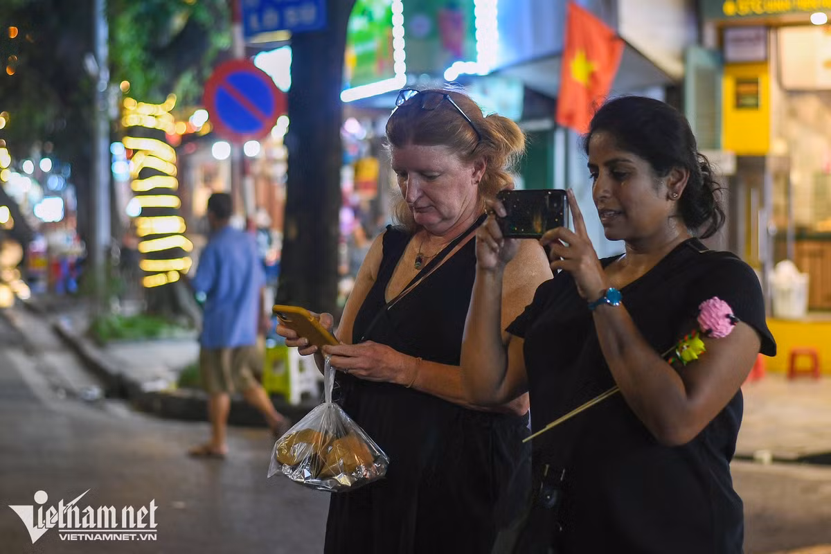 Không khó để gặp những nhóm du khách Tây trên các tuyến phố trung tâm thủ đô. Chị Tania (bên phải, đến từ Notth Carolina, Mỹ) lựa chọn Hà Nội là điểm đến đầu tiên khi ghé mảnh đất hình chữ S. "Tôi đã đi qua một số nước châu Á như Thái Lan, Indonesia, Camphuchia mỗi nước đều có nét đẹp riêng nhưng Việt Nam đã để lại cho tôi nhiều ấn tượng tuyệt vời nhất là về ẩm thực và con người", chị nói.