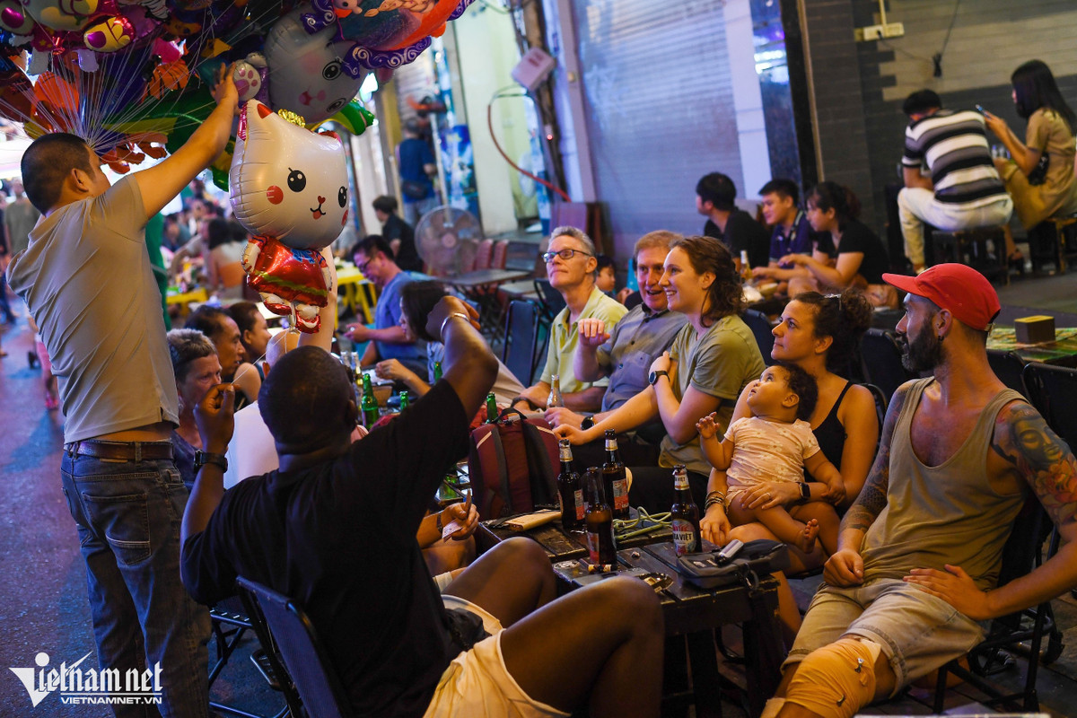 Phố Tạ Hiện (quận Hoàn Kiếm) được mệnh danh là phố Tây của Hà Nội. Càng về đêm lượng người đổ về đây càng đông. Số lượng du khách quốc tế cũng chiếm đa số trên vỉa hè.