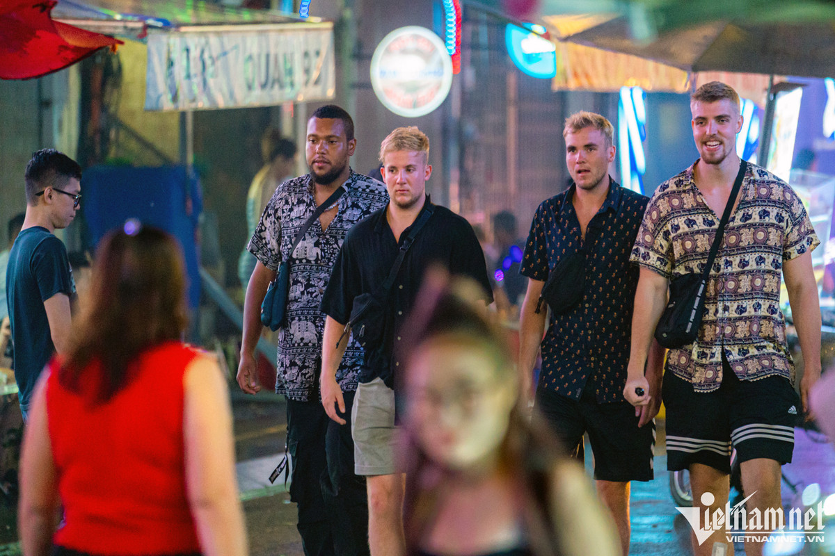 Tương tự là hình ảnh tại phố Tây Bùi Viện. Nơi đây đang dần lấy lại được sự náo nhiệt vốn có từ trước khi đại dịch Covid-19 xuất hiện. Vào các đêm cuối tuần, con phố này thu hút hàng nghìn bạn trẻ, du khách trong và ngoài nước đến vui chơi, giải trí, thưởng thức đồ uống.