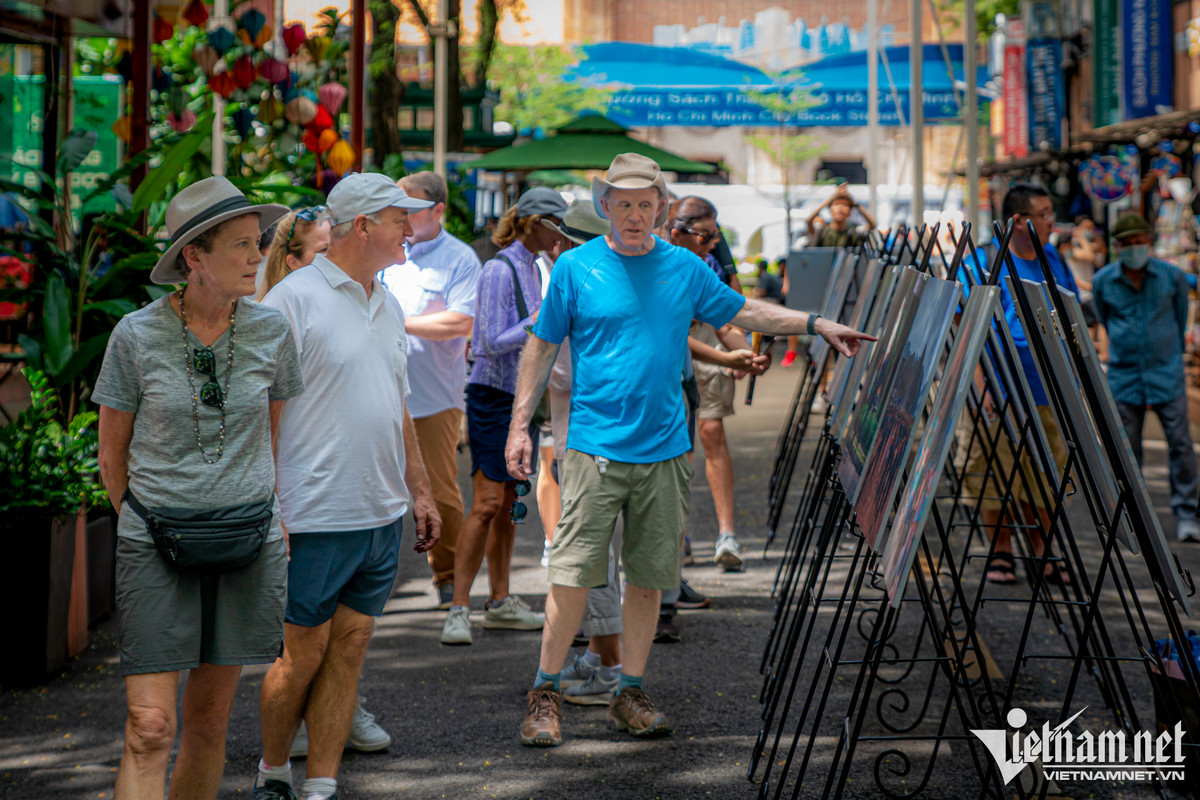 Một nhóm 14 khách người Anh tham quan đường sách Nguyễn Văn Bình trước khi lên đường du lịch các tỉnh miền Tây. Họ bay từ Hà Nội đến TP.HCM từ đêm trước, sáng nay chỉ tham quan vài điểm ở quận 1.