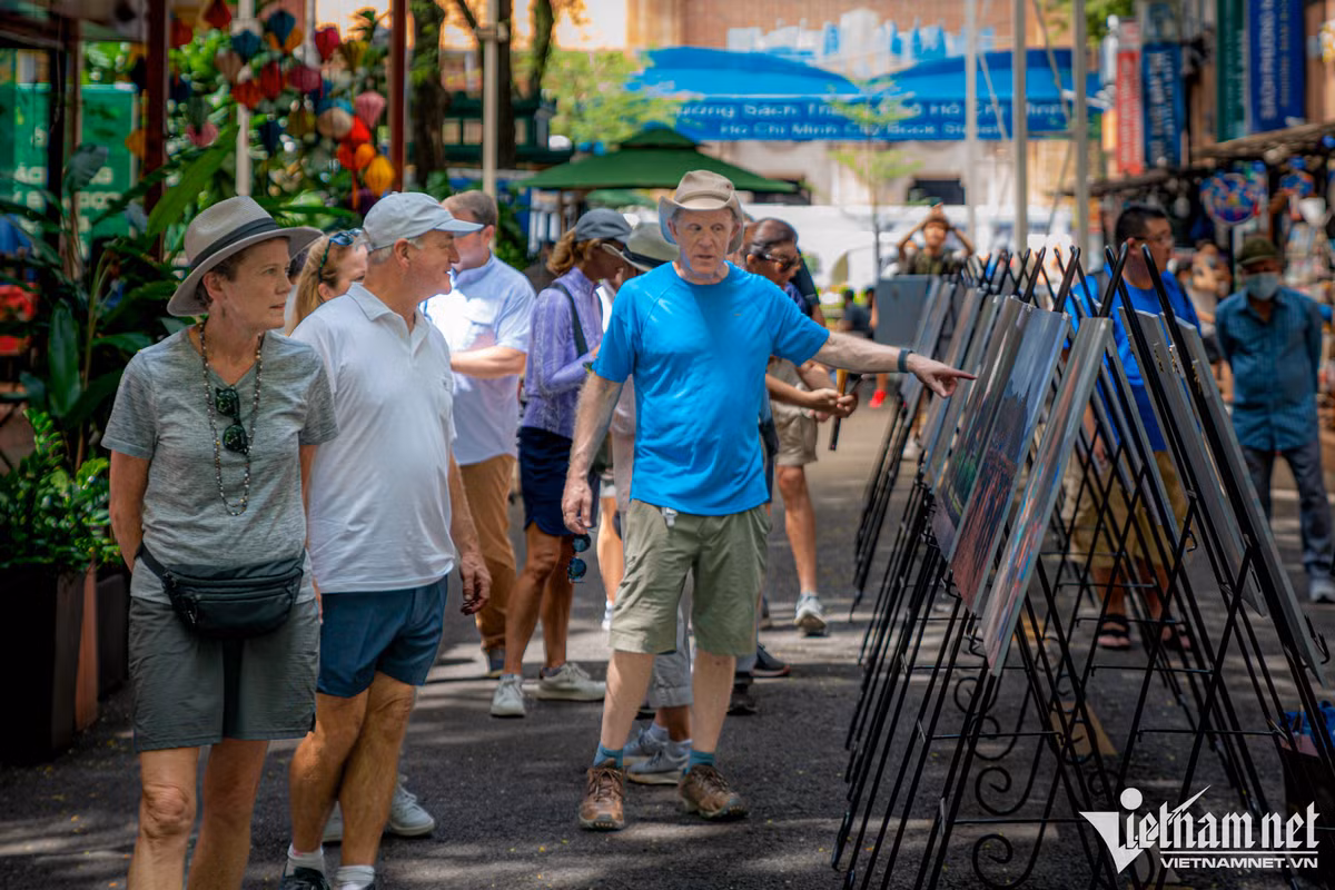 Một nhóm 14 khách người Anh tham quan đường sách Nguyễn Văn Bình trước khi lên đường du lịch các tỉnh miền Tây. Họ bay từ Hà Nội đến TP.HCM từ đêm trước, sáng nay chỉ tham quan vài điểm ở quận 1.