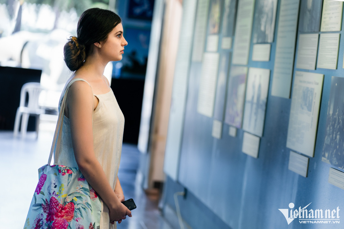 Du khách Anna (21 tuổi, sống tại Australia) đến TP.HCM được 2 ngày. Cô dành nhiều thời gian ở bảo tàng để xem và nghiên cứu về lịch sử Việt Nam thông qua các chú thích.