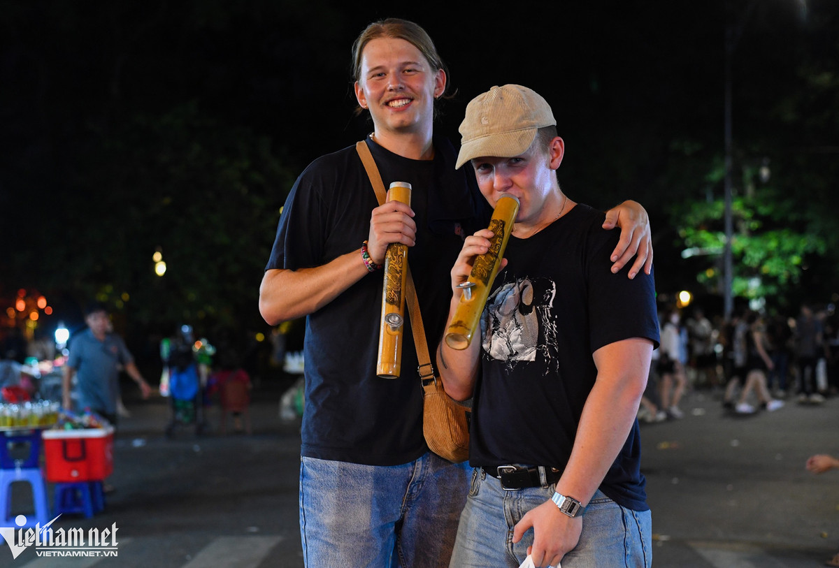 Tom và Danil thích thú giả hút thuốc bằng điếu cày. Họ vừa mua 2 chiếc với giá 200.000 đồng. Tom bảo Việt Nam có những thứ rất là thú vị mà ở đất nước các anh không có nên cảm thấy rất tò mò.