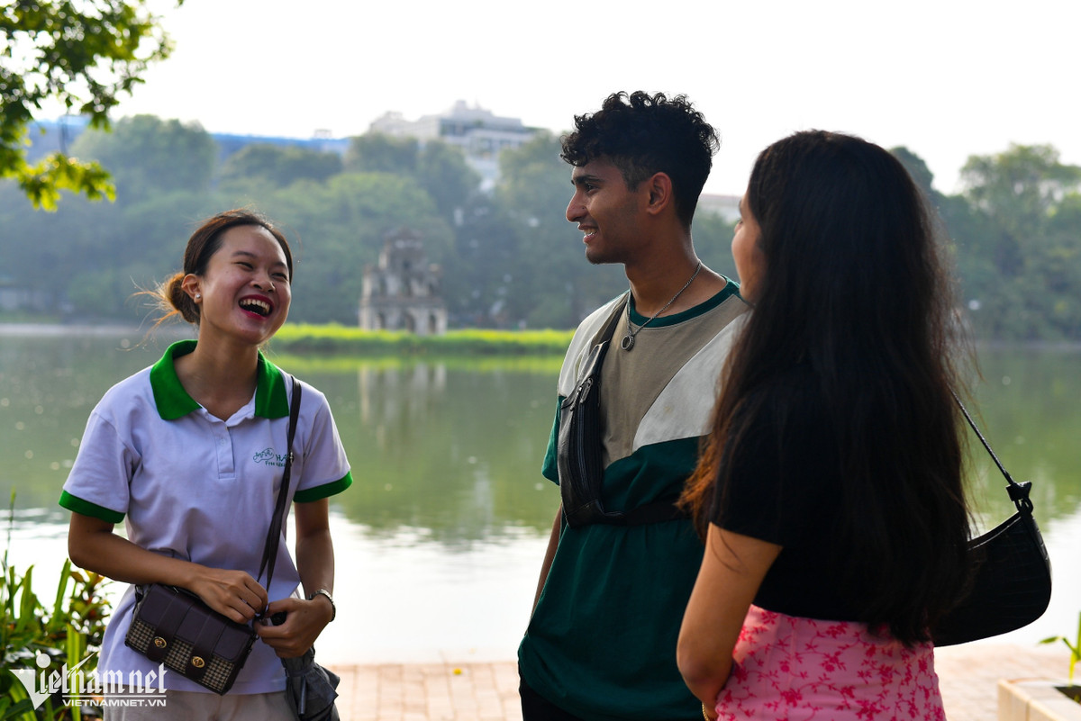 Trên phố đi bộ bên hồ Hoàn Kiếm cũng có sự xuất hiện của nhiều nhóm du khách. Anh Army lần đầu đến Hà Nội đã kịp thưởng thức một số món ăn nổi tiếng như phở, bánh mì và bánh rán. "Phong cảnh ở đây rất đẹp yên bình và không ồn ào", Army chia sẻ.