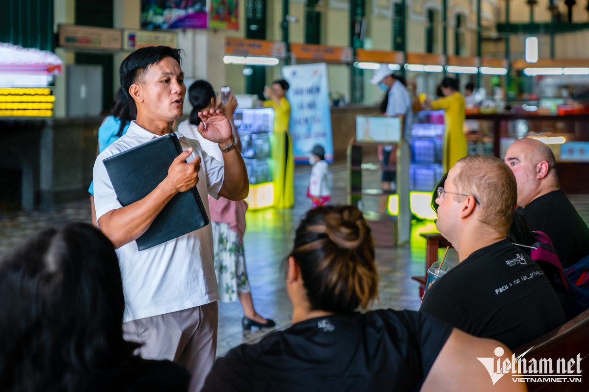 Anh Nguyễn Thanh Quý (35 tuổi) có kinh nghiệm 20 năm làm nghề hướng dẫn viên quốc tế. Hôm nay, đoàn khách của anh gồm 3 khách Mỹ và 2 khách Singapore. Họ tìm thấy anh từ một trang du lịch trên mạng và thuê dẫn đoàn. "Từ đầu tháng 8 đến nay, khách của tôi có một số đến từ châu Âu như Tây Ban Nha, Italy...", anh Quý chia sẻ.