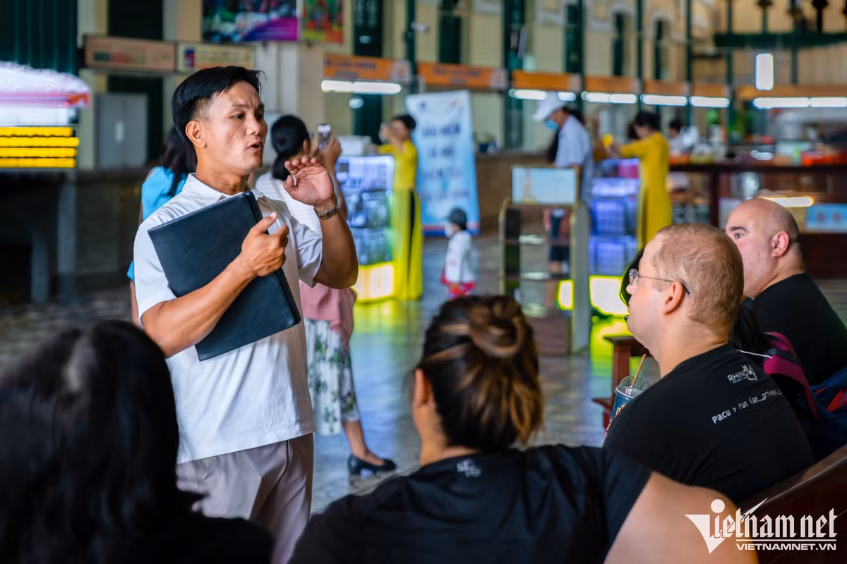 Anh Nguyễn Thanh Quý (35 tuổi) có kinh nghiệm 20 năm làm nghề hướng dẫn viên quốc tế. Hôm nay, đoàn khách của anh gồm 3 khách Mỹ và 2 khách Singapore. Họ tìm thấy anh từ một trang du lịch trên mạng và thuê dẫn đoàn. "Từ đầu tháng 8 đến nay, khách của tôi có một số đến từ châu Âu như Tây Ban Nha, Italy...", anh Quý chia sẻ.