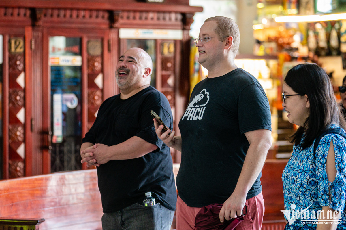 Nhóm anh Brian (gồm 3 người đến từ Mỹ) cho biết, trước khi đến Việt Nam họ làm thủ tục xin thị thực trực tuyến rất dễ dàng. Sau khi kết thúc hành trình tại TP.HCM họ sẽ đến Hà Nội, Hạ Long và và một số danh thắng khác, tất cả trong vòng 2 tuần. "Tôi ước có thể tăng thêm thời gian lưu trú trên thị thực thêm 30 ngày thậm chí là 2-3 tháng. Đất nước Việt Nam rất đẹp nhưng nửa tháng vẫn chưa đủ để trải nghiệm và khám phá hết", chị Bei, bạn anh Brian tiếc nuối.