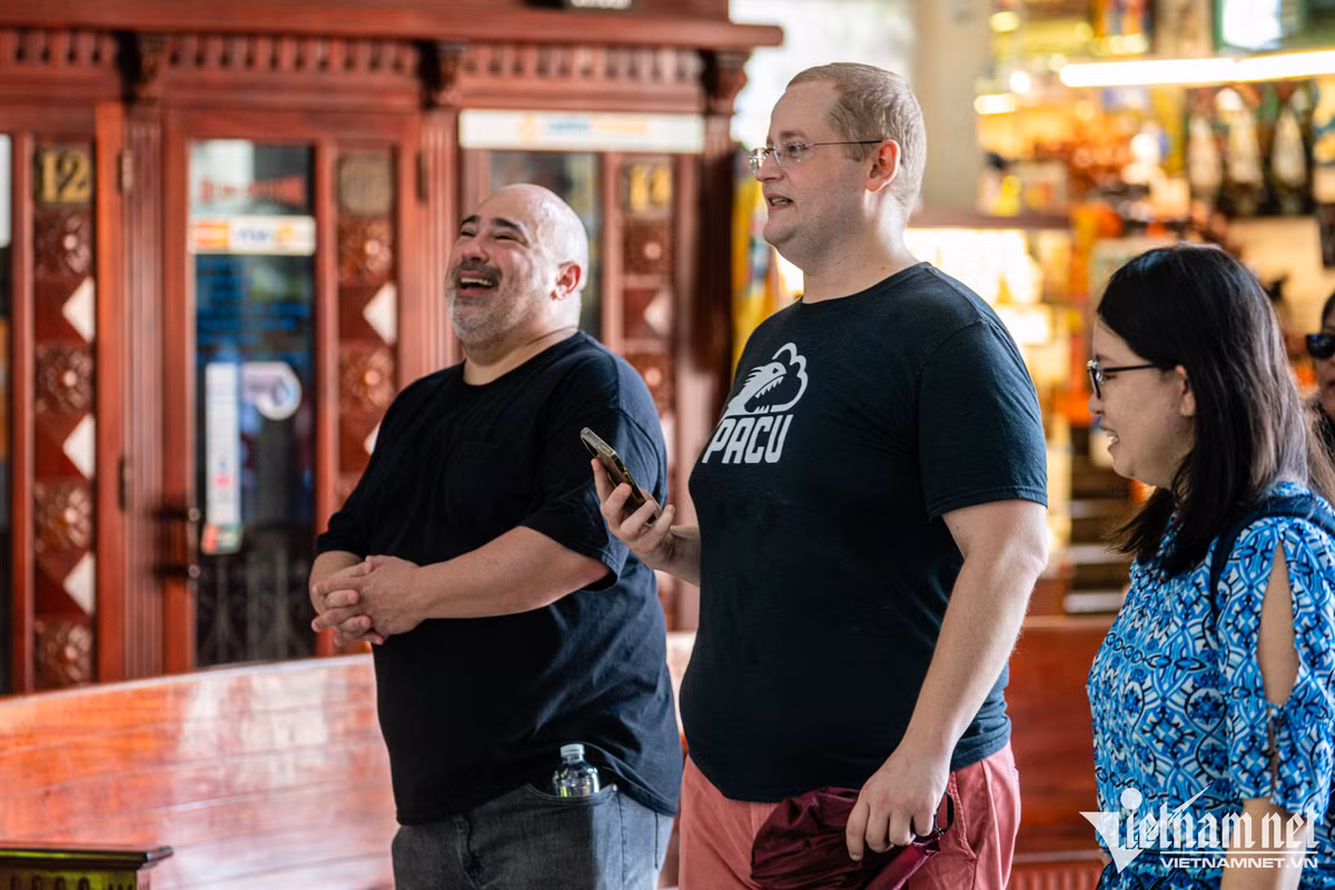 Nhóm anh Brian (gồm 3 người đến từ Mỹ) cho biết, trước khi đến Việt Nam họ làm thủ tục xin thị thực trực tuyến rất dễ dàng. Sau khi kết thúc hành trình tại TP.HCM họ sẽ đến Hà Nội, Hạ Long và và một số danh thắng khác, tất cả trong vòng 2 tuần. "Tôi ước có thể tăng thêm thời gian lưu trú trên thị thực thêm 30 ngày thậm chí là 2-3 tháng. Đất nước Việt Nam rất đẹp nhưng nửa tháng vẫn chưa đủ để trải nghiệm và khám phá hết", chị Bei, bạn anh Brian tiếc nuối.