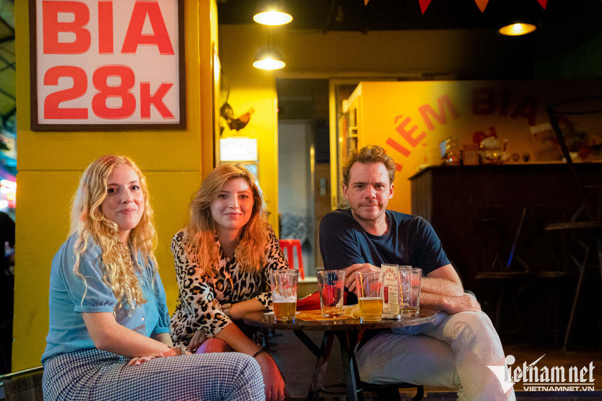 Yoona (trái, đến từ Pháp) rất ấn tượng với phố Tây vì sự sầm uất, náo nhiệt. Tuy vậy, cô cho rằng Bùi Viện không phù hợp với các nhóm thích ngồi nói chuyện, uống bia vì quá ồn ào. "Tuyến phố này rất đặc biệt, không giống với các tuyến phố ở nhiều nước Đông Nam Á mà tôi từng đặt chân đến", Yoona nói.