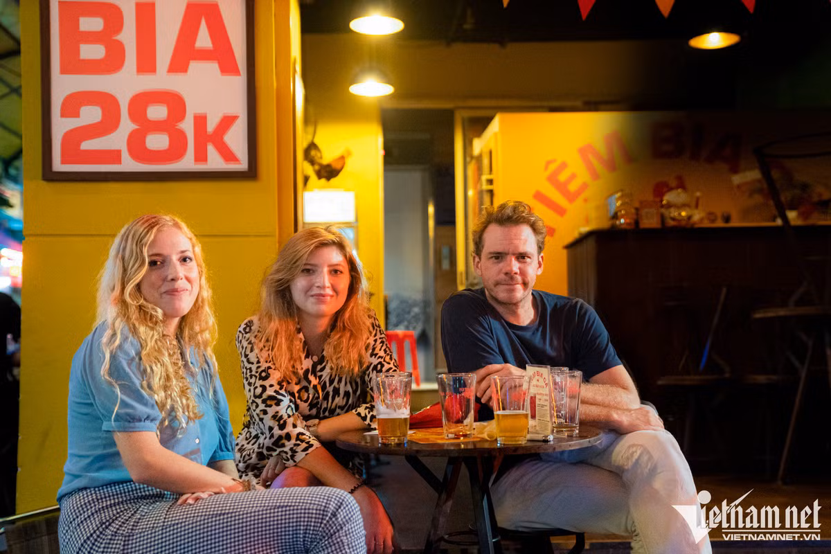 Yoona (trái, đến từ Pháp) rất ấn tượng với phố Tây vì sự sầm uất, náo nhiệt. Tuy vậy, cô cho rằng Bùi Viện không phù hợp với các nhóm thích ngồi nói chuyện, uống bia vì quá ồn ào. "Tuyến phố này rất đặc biệt, không giống với các tuyến phố ở nhiều nước Đông Nam Á mà tôi từng đặt chân đến", Yoona nói.