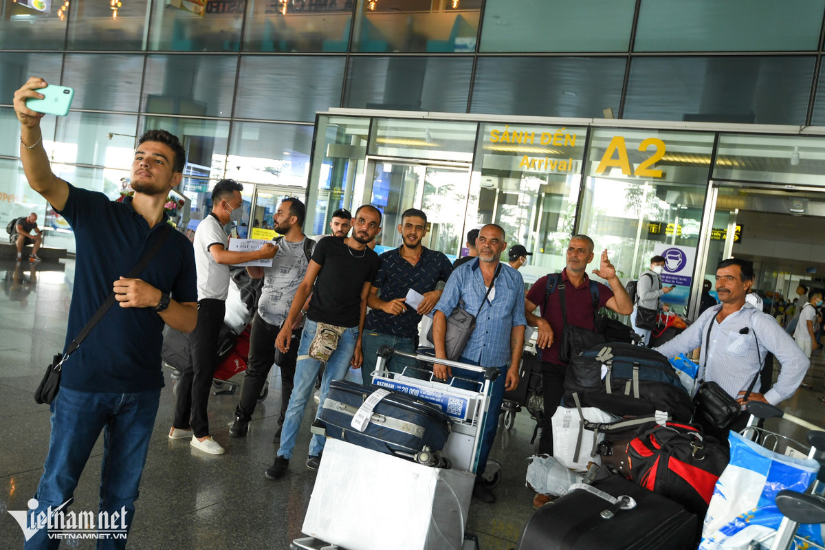 Tại sảnh ga đến T2, Cảng hàng không quốc tế Nội Bài, du khách quốc tế hạ cánh xuống Hà Nội nườm nượp. Anh Faisal Mahmoud và các thành viên khác trong đoàn đến từ Syria chia sẻ: "Việt Nam là một trong những đất nước nhiều người muốn đến từ lâu. Chúng tôi dự định ở đây khoảng 7 ngày. Hy vọng sẽ có những trải nghiệm tốt", anh nói.