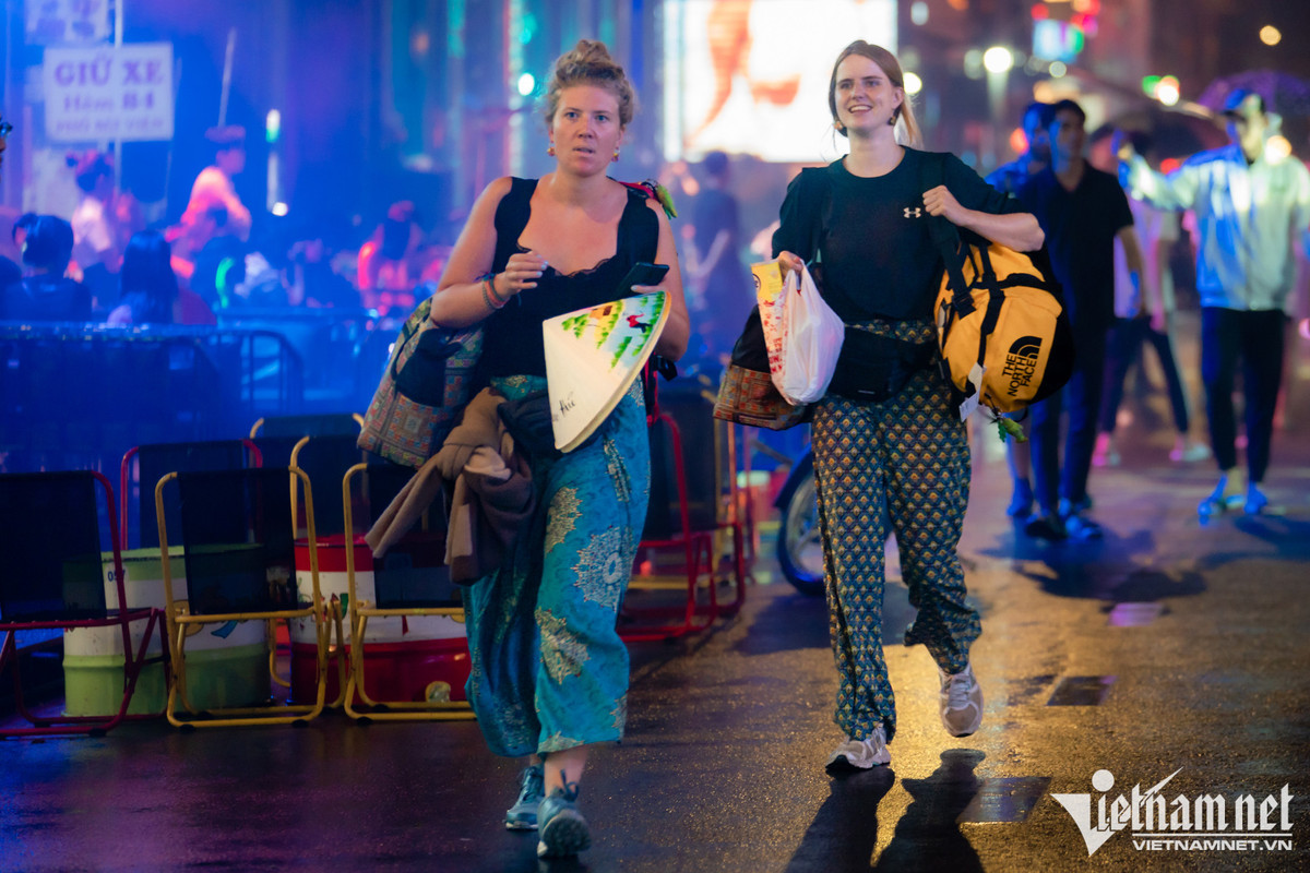 Vốn thích du lịch khám phá văn hóa và con người tại các quốc gia khác nhau, Susan (24 tuổi, ảnh trái) cho biết cô có kế hoạch du lịch Việt Nam vào 2020 nhưng chuyến đi bị hoãn 2 năm vì đại dịch. Khi đến TP.HCM Susan ấn tượng với phố Tây Bùi Viện và nhiều món ẩm thực ngon, rẻ. "Đây là ổ bánh mì thứ 3 trong ngày của tôi. Nó có vị rất khác so với các loại bánh tôi từng ăn", cô gái đến từ Hà Lan chia sẻ.