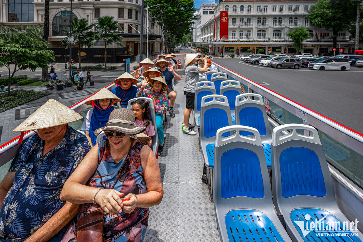 Ngoài ra, nhiều khách du lịch lựa chọn khám phá TP.HCM bằng xe buýt 2 tầng và tham quan Bảo tàng Lịch sử, xem biểu diễn múa rối nước, ngắm nhìn cảnh đẹp và thưởng thức ẩm thực.