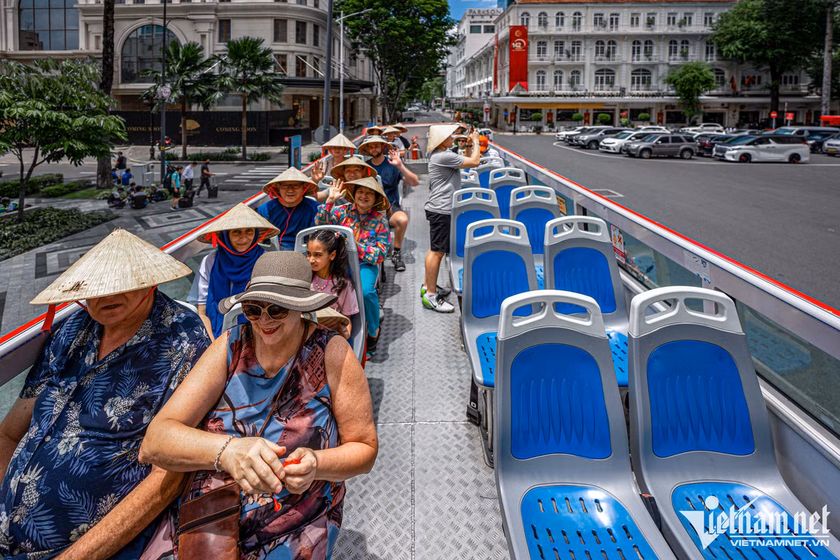 Ngoài ra, nhiều khách du lịch lựa chọn khám phá TP.HCM bằng xe buýt 2 tầng và tham quan Bảo tàng Lịch sử, xem biểu diễn múa rối nước, ngắm nhìn cảnh đẹp và thưởng thức ẩm thực.