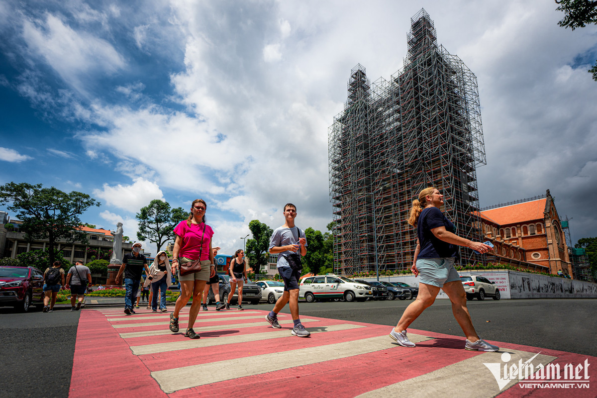 Nếu như Hà Nội đã có nhiều người nước ngoài đặt chân tới kể từ đầu tháng 9 thì tại các địa danh du lịch TP.HCM cũng xuất hiện nhiều Tây. Các điểm tham quan tại trung tâm TP.HCM như nhà thờ Đức Bà, Bưu điện Thành phố, phố đi bộ Bùi Viện, phố đi bộ Nguyễn Huệ, chợ Bến Thành... những ngày qua nườm nượp du khách quốc tế đến tham quan, mua sắm.