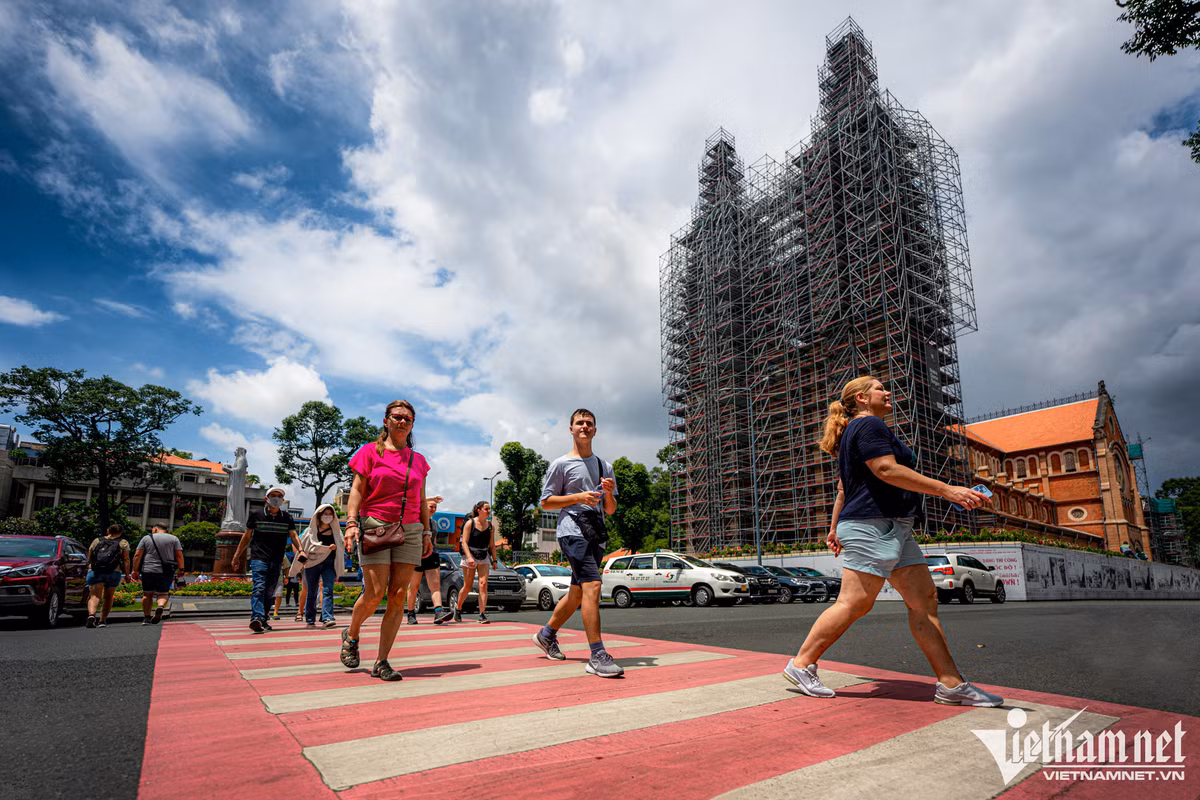 Nếu như Hà Nội đã có nhiều người nước ngoài đặt chân tới kể từ đầu tháng 9 thì tại các địa danh du lịch TP.HCM cũng xuất hiện nhiều Tây. Các điểm tham quan tại trung tâm TP.HCM như nhà thờ Đức Bà, Bưu điện Thành phố, phố đi bộ Bùi Viện, phố đi bộ Nguyễn Huệ, chợ Bến Thành... những ngày qua nườm nượp du khách quốc tế đến tham quan, mua sắm.