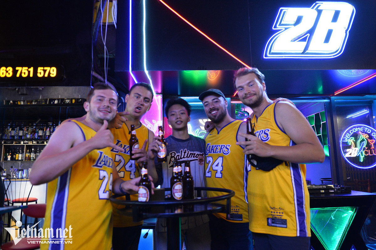 Uvaldaniel (thứ 2 bên trái) cho biết nhóm của họ đã đến Việt Nam khoảng 5 ngày. Mọi người đều thích những không gian ồn ào và náo nhiệt nhưng ở Hà Nội khá ít địa điểm hấp dẫn như phố Tạ Hiện.