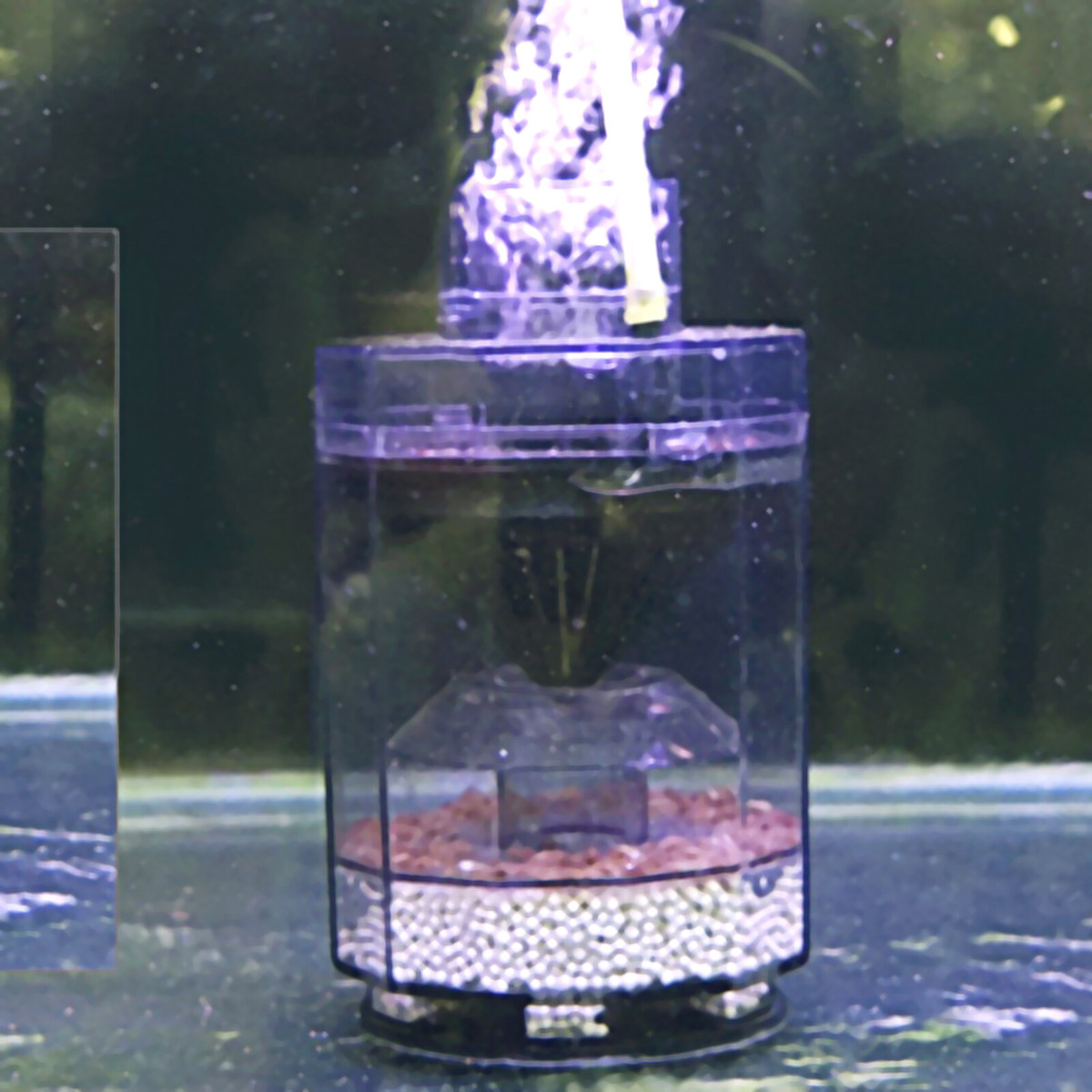 Các chuyên gia phong thủy cho rằng, đặt bể cá ở vị trí thích hợp sẽ đem lại tài lộc dồi dào, thúc đẩy cát khí... Nếu bể cá hư hỏng không kịp sử dụng, không hỏng hóc mà không muốn nuôi cá thì tốt nhất bạn nên đậy nắp lại. Một bể cá trống rỗng là một ngụ ý rất xấu rằng của cải của bạn đang trống rỗng. Nếu chưa thanh lý bể cá cũ bạn cũng phải đổ đầy nước vào bể cá, tác dụng của nó tuy không lớn, không thể xua đuổi tà ma, nhưng cũng không thu hút sát khí.